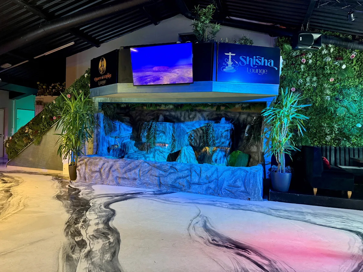 Man sieht den Wasserfall im Eingangsbereich der «Selale Lounges».